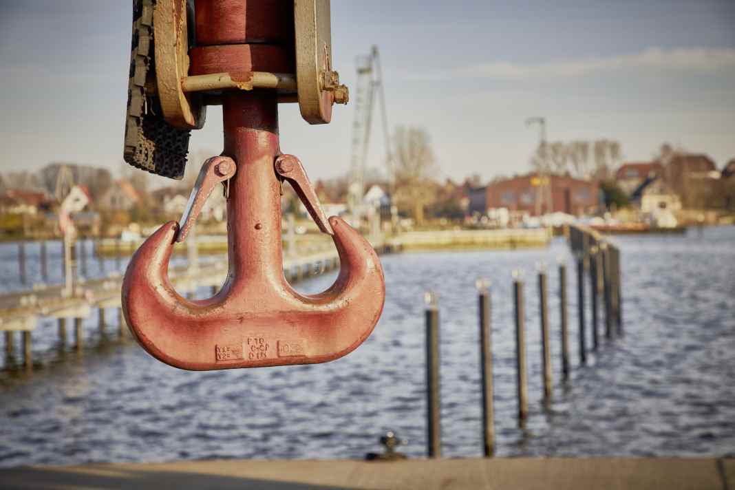 The empty crane hook signals: Spring, off into the water!