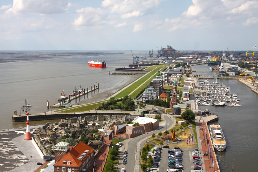 Bremerhaven: Neuerhaven and Unterweser, seen from the sail City tower block.