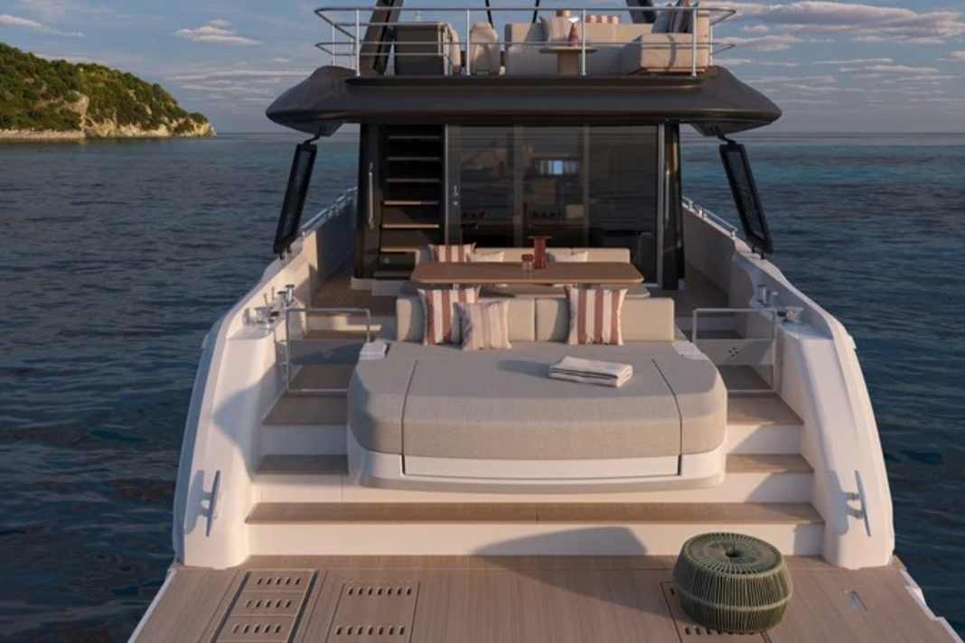 The bench seat in the cockpit and the sun lounger share a backrest.