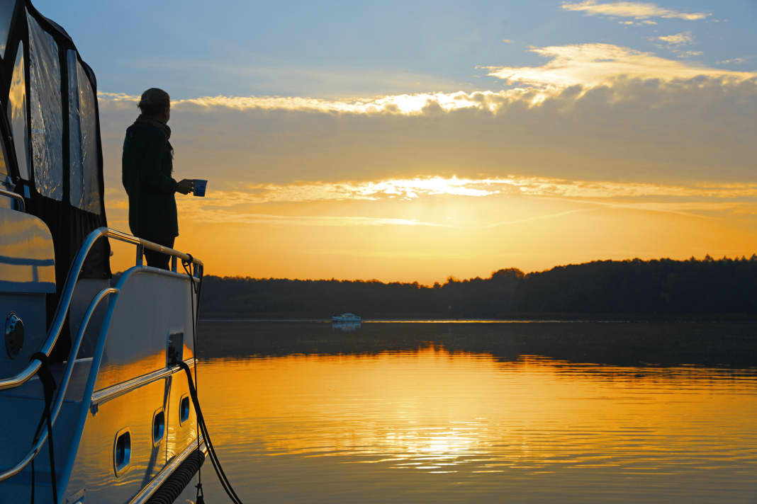 Morgenstimmung über dem Schwedtsee im Norden Brandenburgs. Doch der Herbst kann überraschen: Trotz früher Sonne und Start bei nahezu blauem Himmel wird dieser Törntag in dichtem Nebel enden