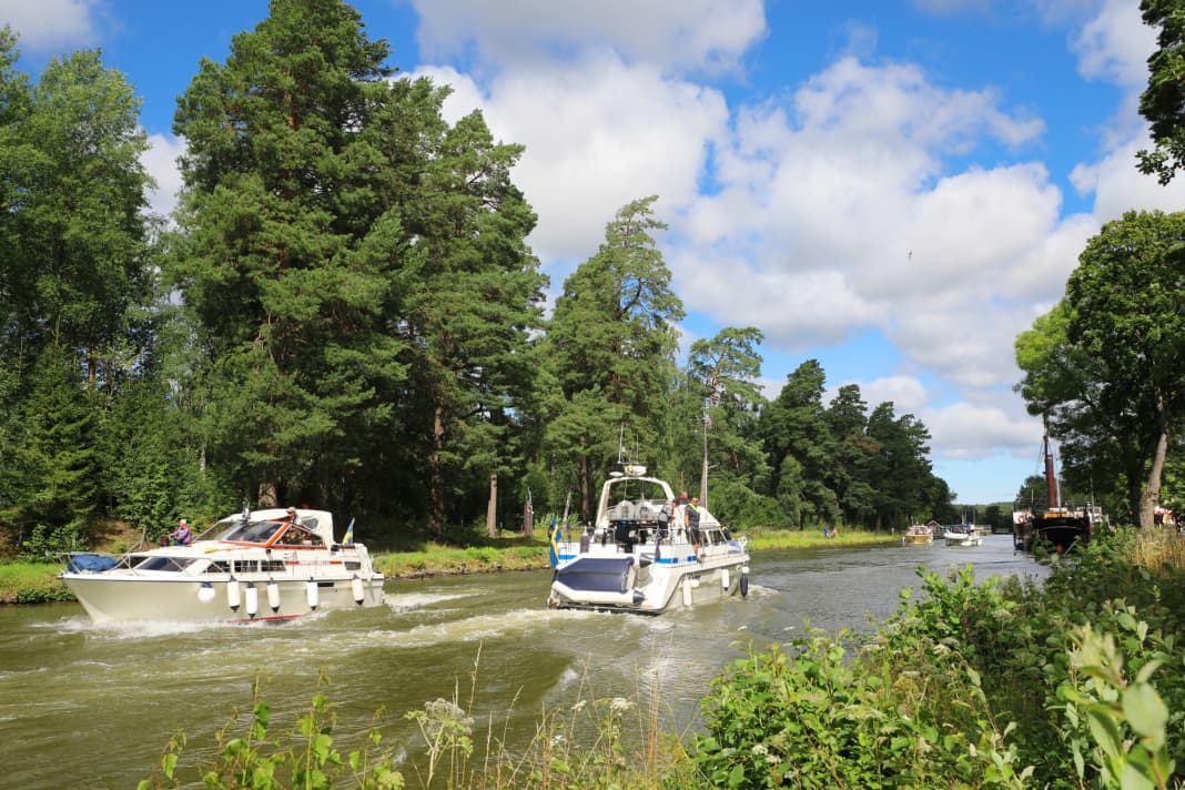 Kommen und Gehen auf dem Västgötadelen, der westlichen Hälfte des Göta-Kanals bei Norrkvarn. Während der nur achtwöchigen Hauptsaison steht die historische Wasserstraße hoch im Kurs 