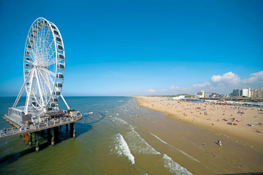 Freie Sicht über die Nordsee und den Strand von Scheveningen bietet das fünfzig Meter hohe Riesenrad Skyview de Pier an seinem einmaligen Standort auf der Seebrücke
