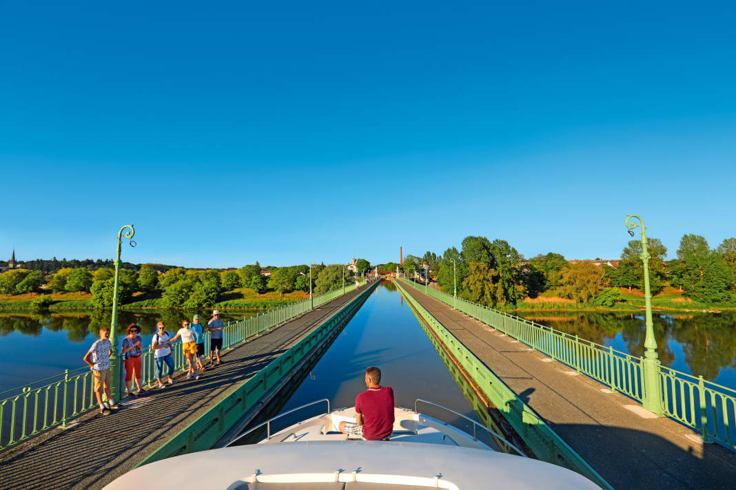 In Briare beginnt der Loire-Seitenkanal seinen Lauf. Im ersten Schritt überquert er den Fluss mit einem eindrucksvollen Aquädukt – ein beliebtes Ausflugsziel zu Lande und zu Wasser