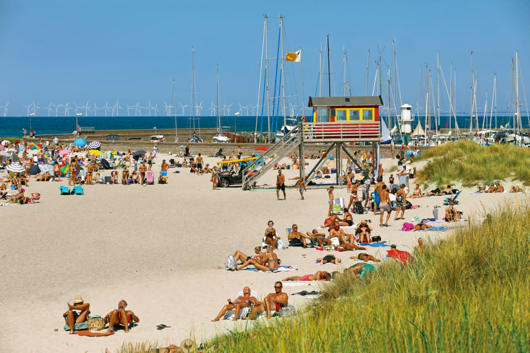 The beautifully situated harbour of Skanör on Falsterbo: the Öresund begins to the north of the peninsula with the Lillgrund wind farm and the large bridge to Denmark