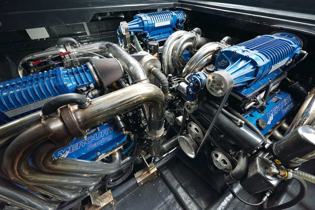 662 SCI COMP: Mit der blauen Lackierung, den Aluminium-Riemenrädern und den polierten Edel­stahl-Fächerkrümmern machen die drei Mercury-Racing-Motoren aus dem Motorraum ein Gesamt­kunstwerk. Dank des großen Deckels gelangt der Me­chaniker problemlos selbst in den hintersten Winkel