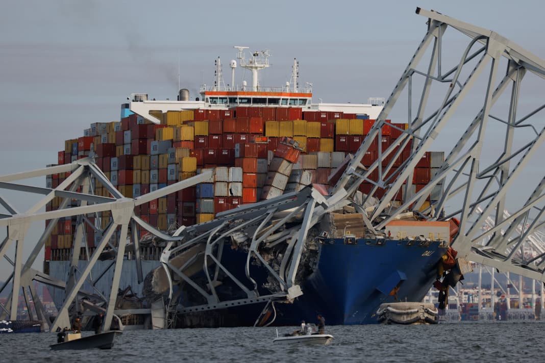 The container ship "Dali" rammed into the bridge but, contrary to initial reports, did not sink