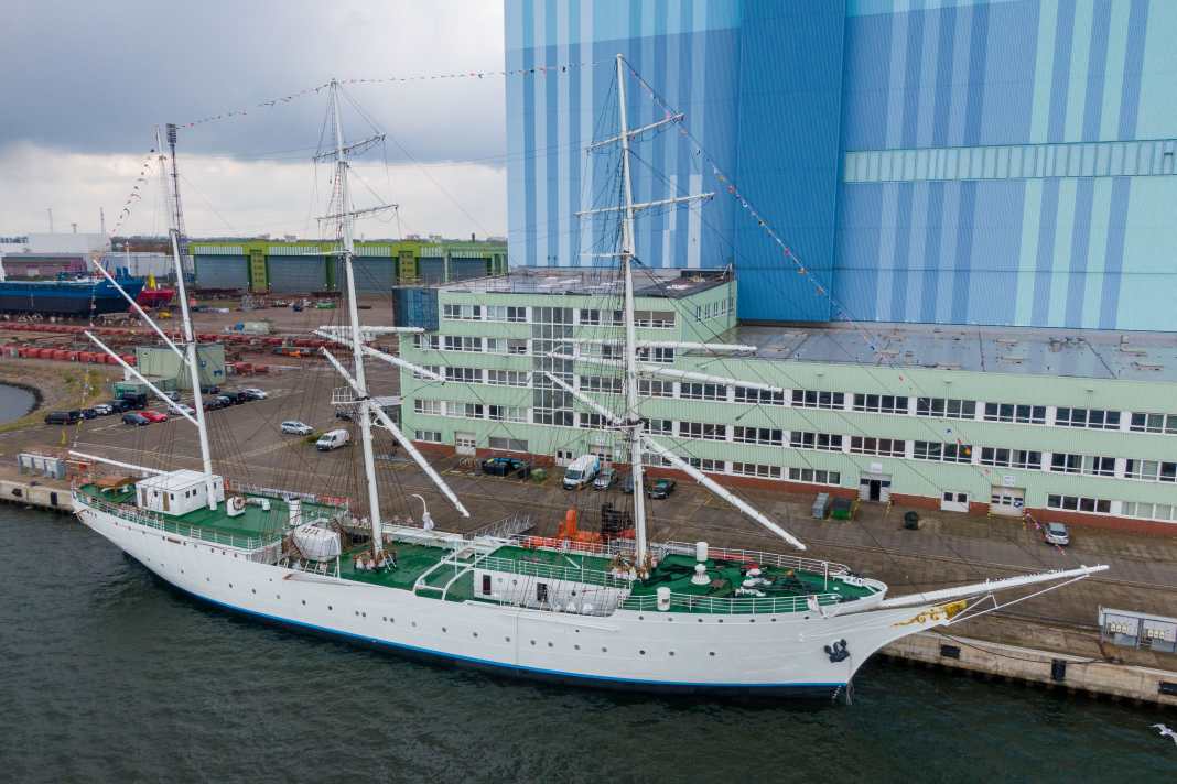 The "Gorch Fock" (I) in new splendour at the pier of the Stralsund Volkswerft shipyard.