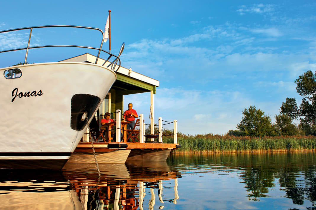 Hausboot vs. Stahlyacht: zwei Trends im Vergleich
