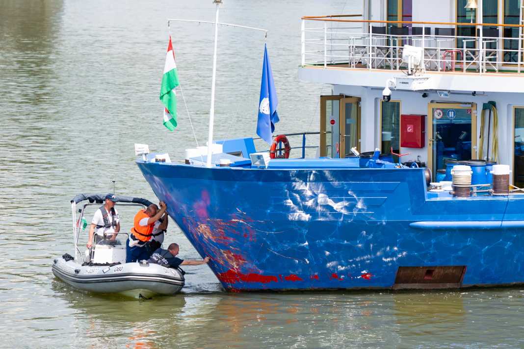 Einsatzkräfte prüfen die Beschädigungen ...