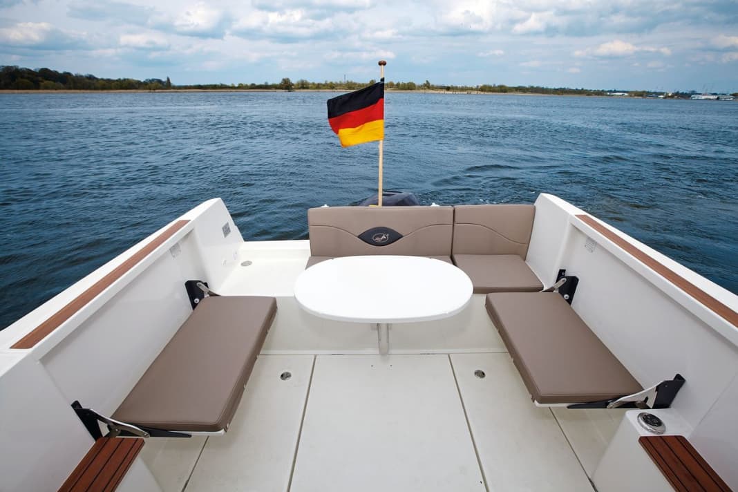 Pegazus 560 Top Fisher: Cockpit mit Klappbänken