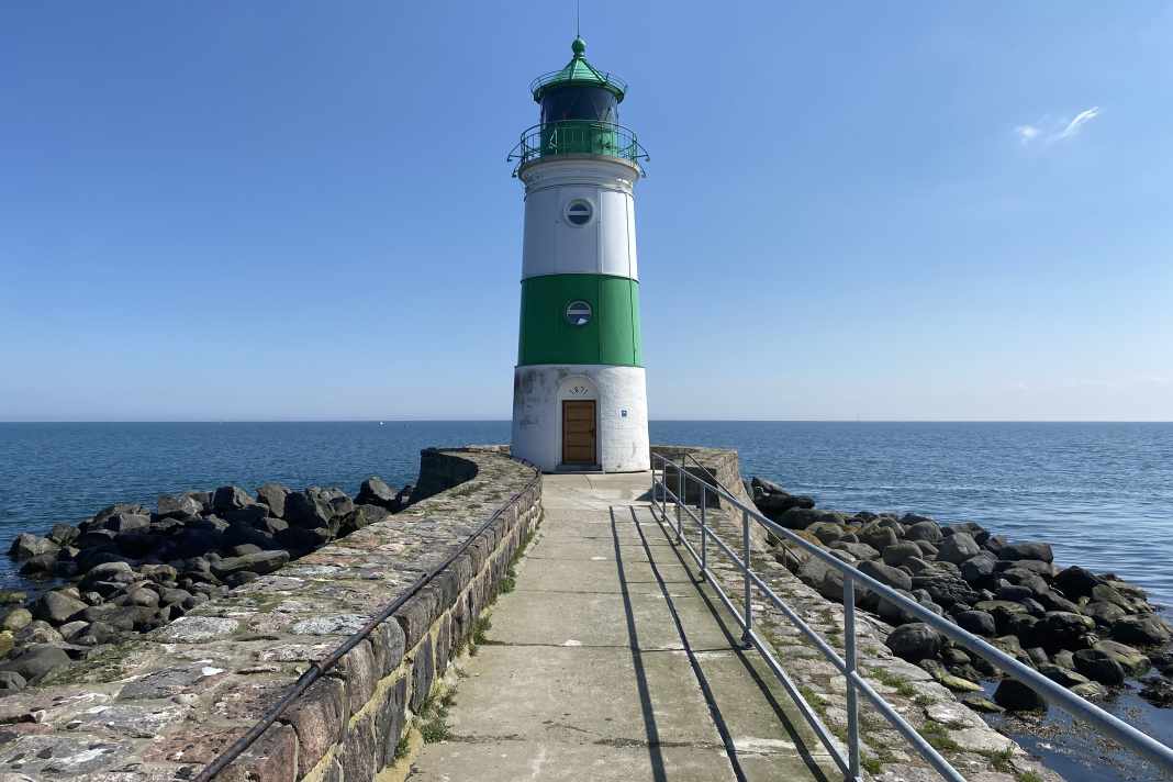 It has been pointing the way into the Schlei since 1871. Since 2014, the striking lighthouse in Schleimünde has been striped green and white.