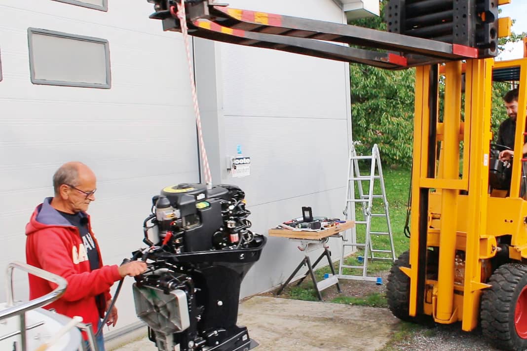 Mal eben den knapp 100 kg schweren Motor anhängen? Mit dem Gabelstapler überhaupt kein Problem