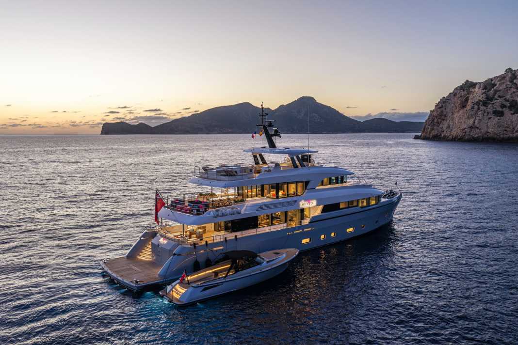 Moonen 122 Martinique „Lollipop“ mit süßem Anhang: Das Chaseboat, eine Wajer 38, heißt „BonBon“, der Crewtender „CrackerJack“.