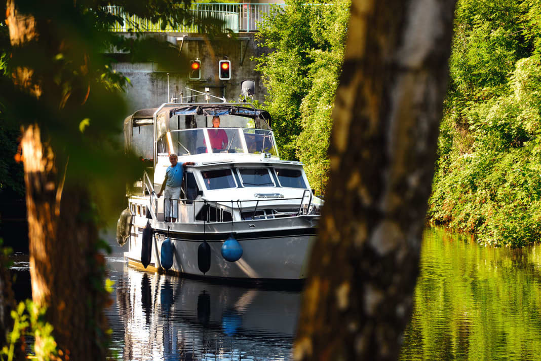 On a charter cruise through the Ruhr region