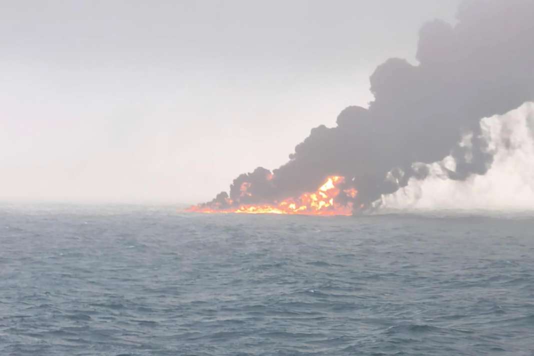 Die Flammen lodern auf hoher See, der Öltanker ist nicht mehr zu erkennen.