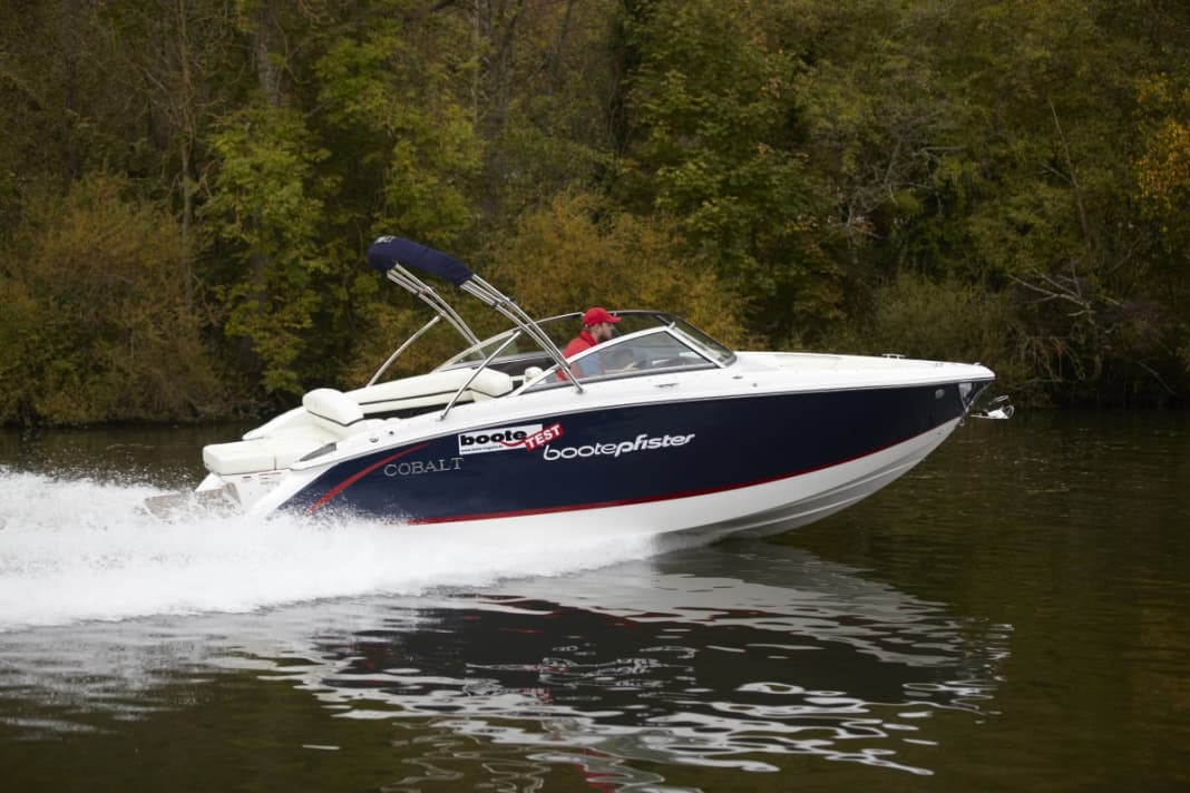 The Mercury 350 MAG takes the Cobalt to 43 knots. The hull handles course changes and tacking well.