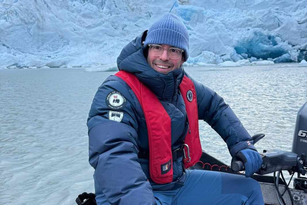 Glücklich in Grönland: Anfang 2025 brach der Schweizer Longevity-Investor Dr. Tobias Reichmuth zu den Blue Zones dieser Erde auf. Als Mutterschiff dient ...