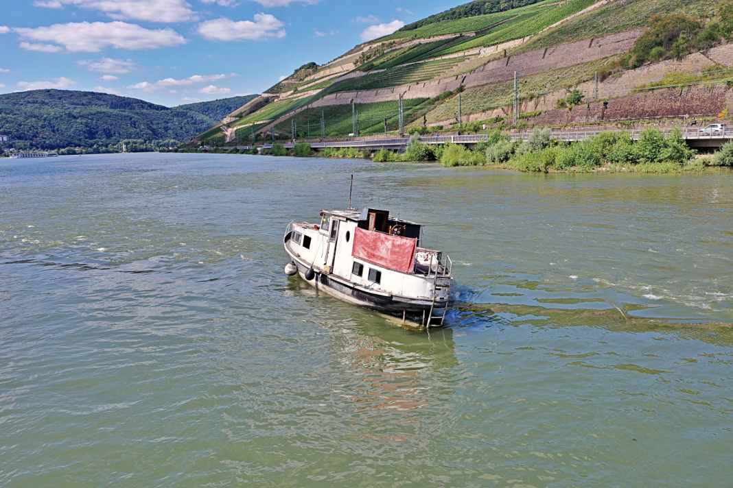 Im Rhein bei Rüdesheim übersahen zwei Männer mit ihrem 13 Meter langen Motorboot eine Untiefe.