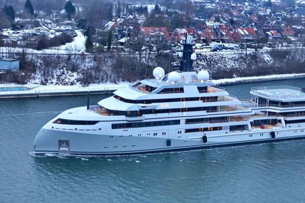 The 110 metre long ice-class explorer "O3" was spotted by yacht spotter Carl Groll on the Holtenauer Hochbrücke.