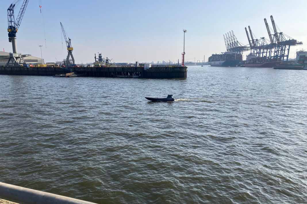 Eines der ersten Drohnenboote der Werft Blohm+Voss im Hafen von Hamburg.