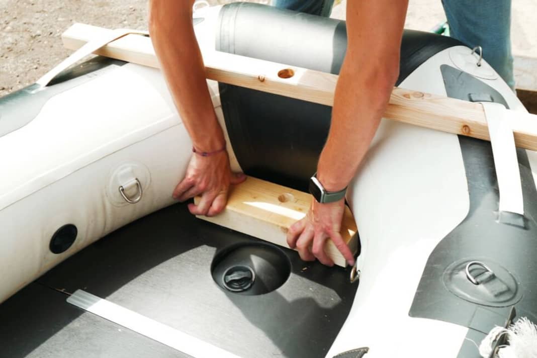 The mast base consists of a square timber with a blind hole and is approximately as wide as the floor between the tubes. It is attached with Velcro tape