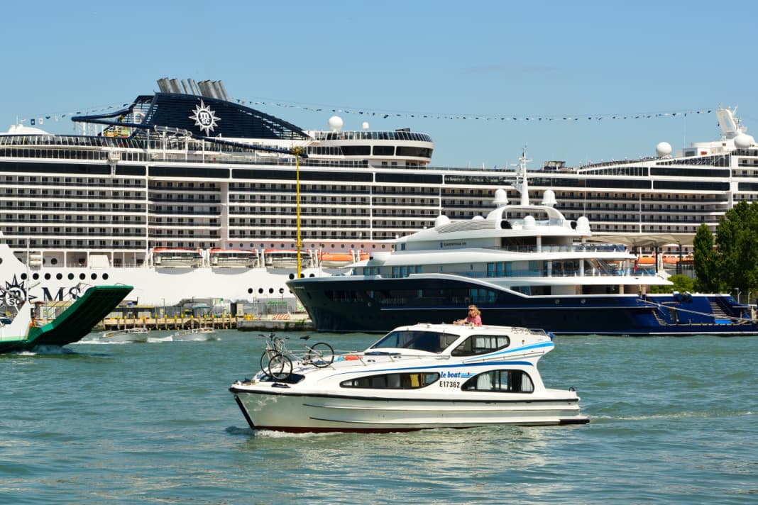 Stone splendour, tranquil nature: on a charter boat in the Venice lagoon