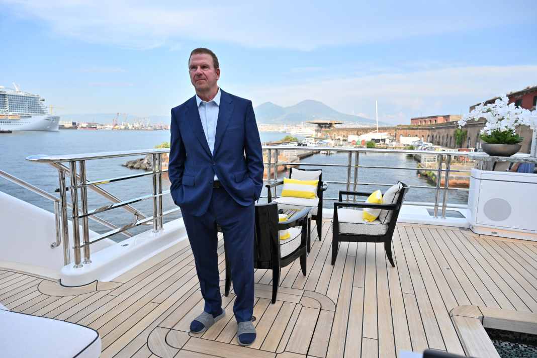 Der US-Botschafter in Italien, Tilman J. Fertitta, steht mit Schlappen auf dem Oberdeck von „Boardwalk“. Die 118-Meter-Lürssen lag zu ...