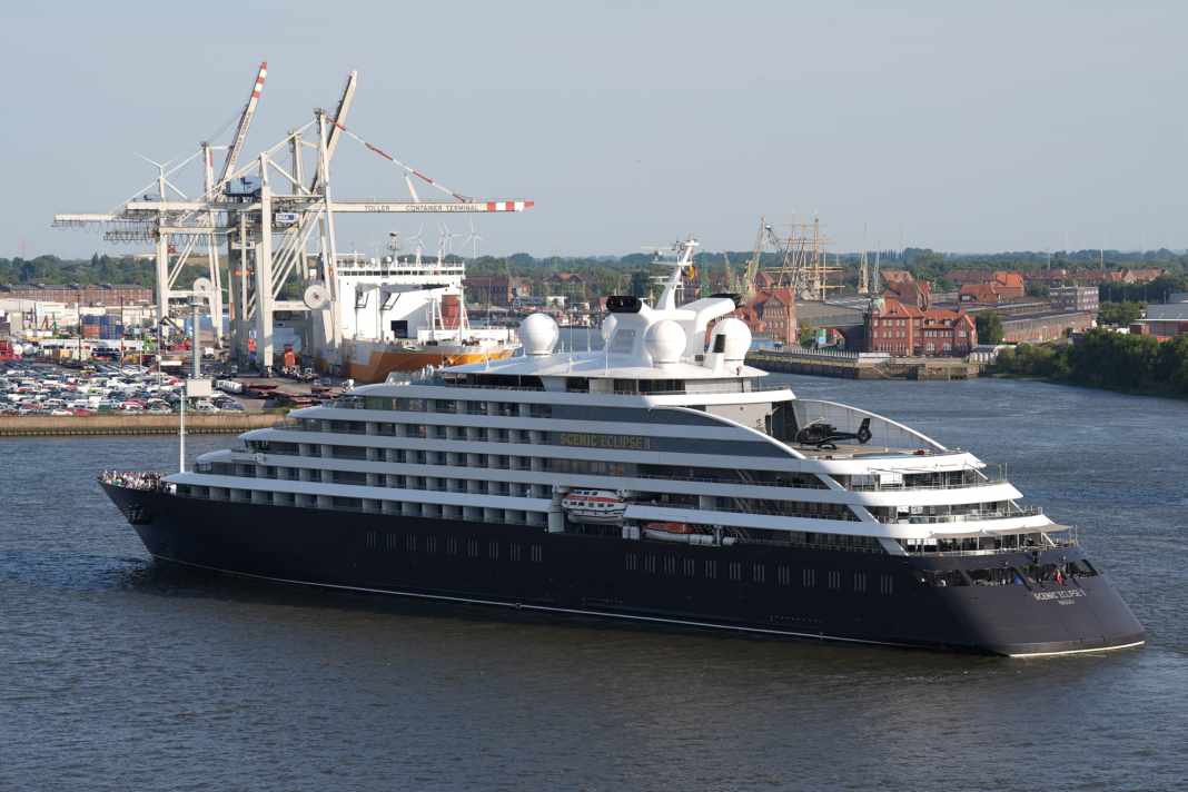 Die Superyacht "Scenic Eclipse II" fährt auf der Elbe in den Hafen von Hamburg ein.