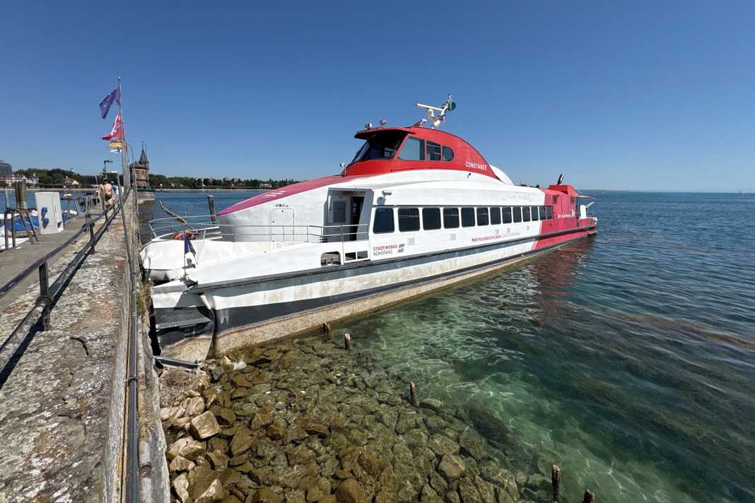 Der Katamaran "Constanze" krachte am Freitagmorgen in die Kaimauer im Hafen von Konstanz.