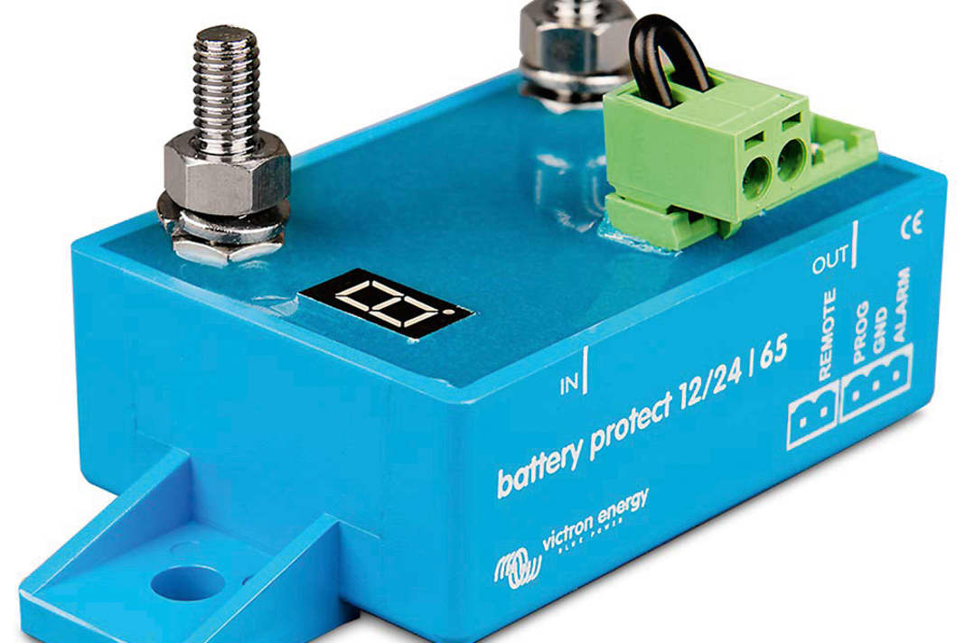 Das kleine Modul Battery Protect von Victron (ca. 62 Euro) kann per Bluetooth programmiert werden und trennt weniger wichtige Verbraucher rechtzeitig von der Batterie, bevor sie zu tief entladen ist