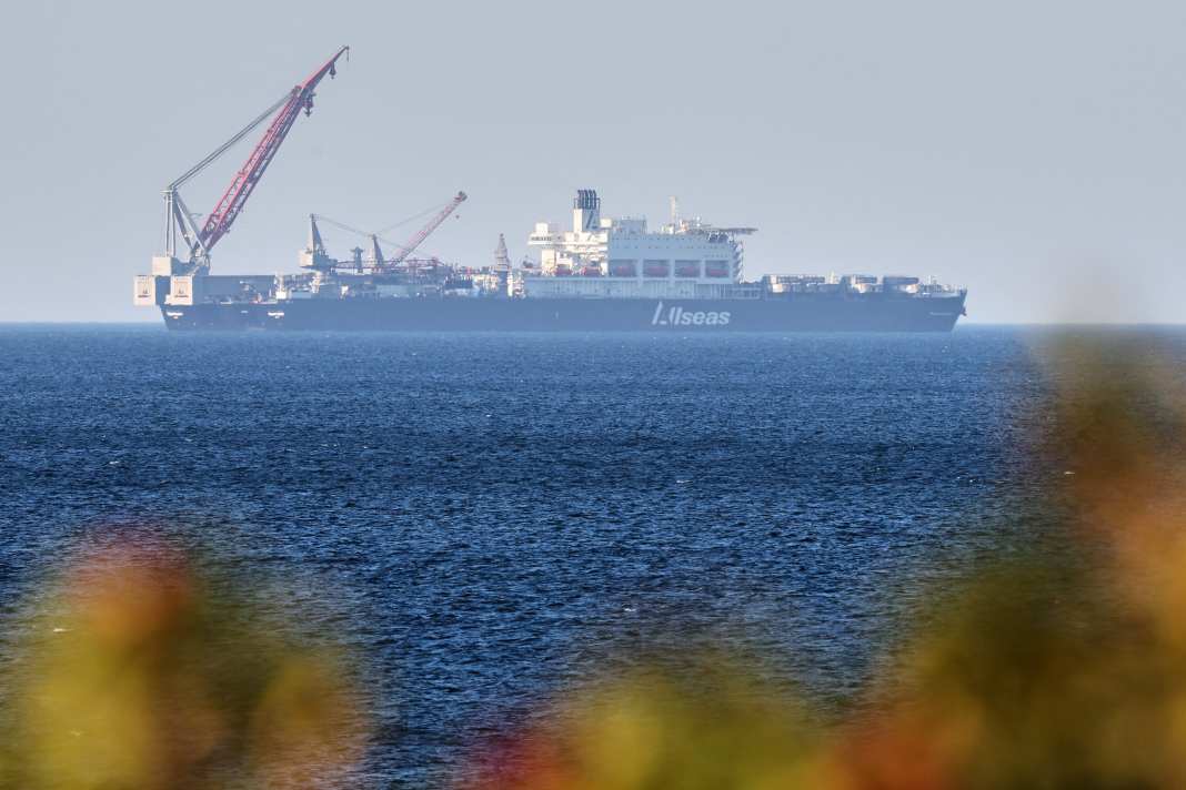 Le « Pioneering Spirit » fait escale au large de Nienhagen, en mer Baltique. Avec ses 382 mètres, ce navire est considéré comme le plus grand de sa catégorie au monde et est chargé d'installer les deux plateformes offshore « OSS Darß » et « OSS Zingst » pour le parc éolien de Gennaker, au large du Darß. Les installations sont remorquées depuis le port de Rostock jusqu'au « Pioneering Spirit ».