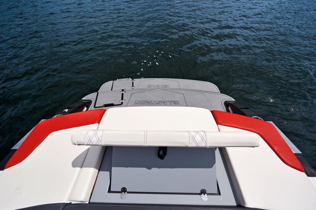 Glastron GTS 245: Rear sunbed