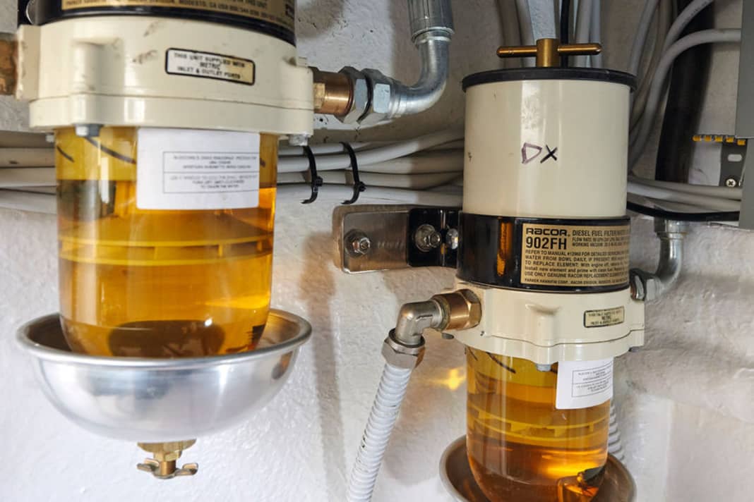 VGT500 The three Swedish diesel engines have sufficient space in the engine compartment of the 1501. A large external filter with water separator and sight glass ensures clean fuel for each engine. The two oil filters are easily accessible in front of the belt drive