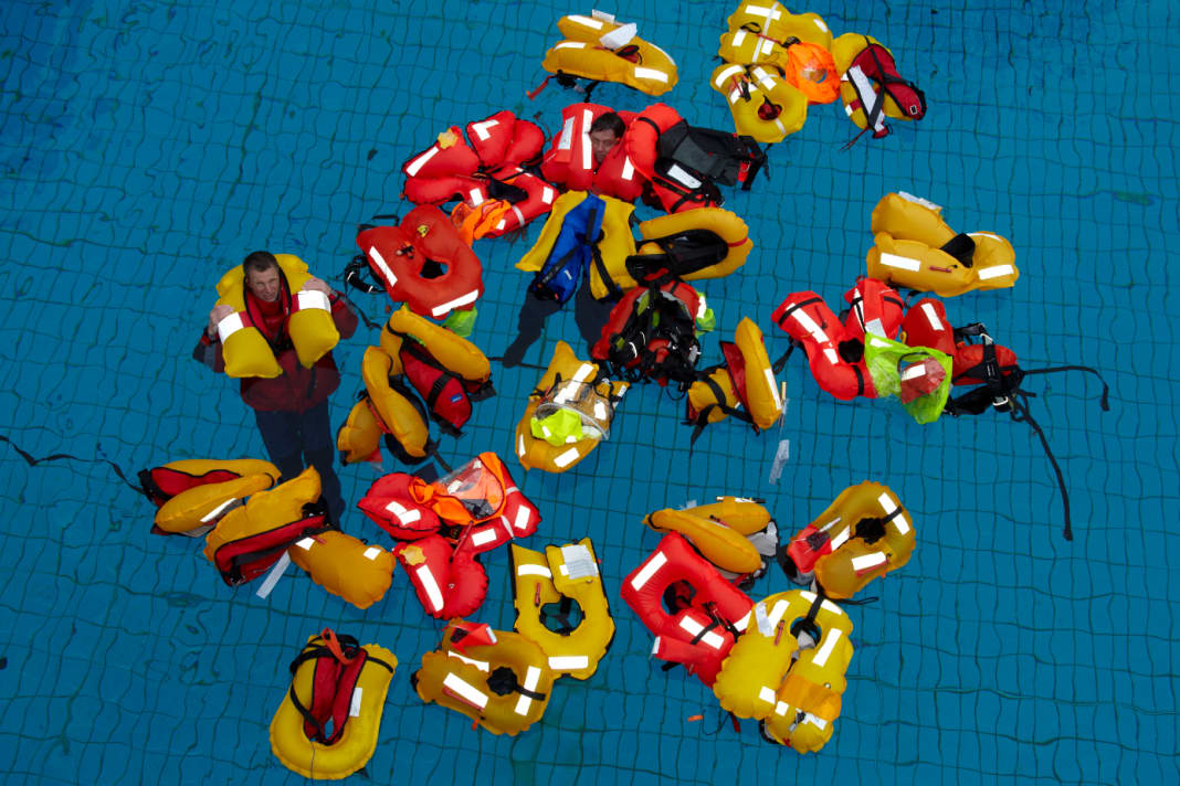 Automatic lifejackets in the test.