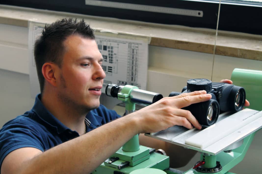 To determine the field of view at a distance of 1000 metres, the binoculars, here the Steiner Navigator Pro 7 x 50 C, were measured in a so-called collimator. This device can also be used to determine the resolution of the binoculars