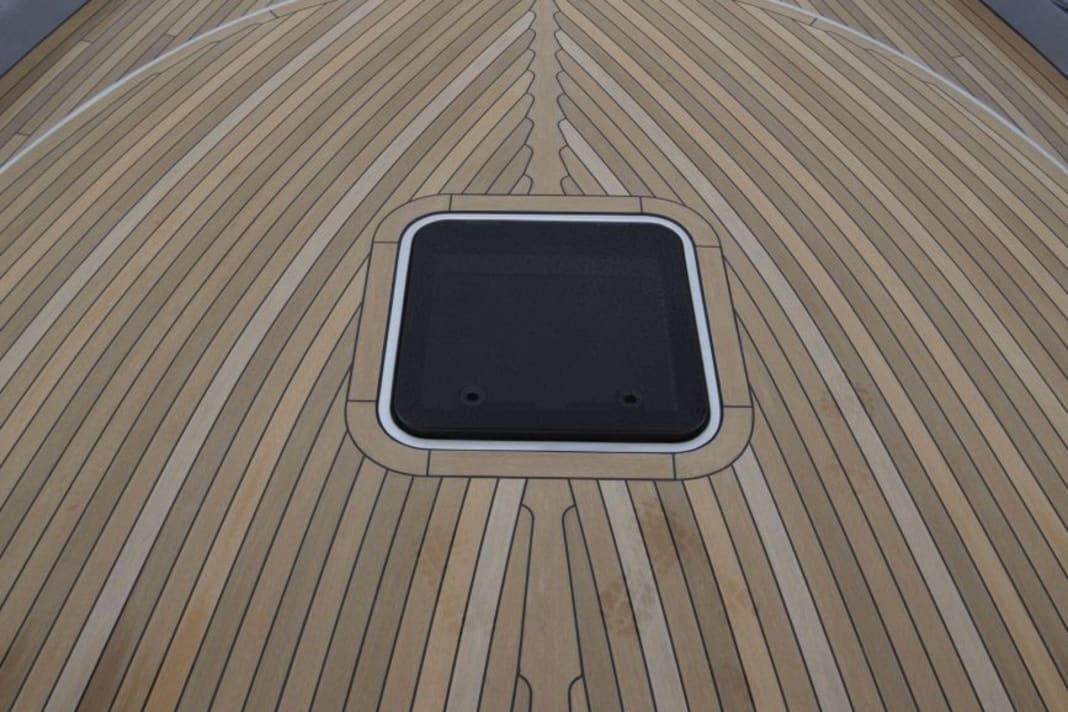 Experience 50 Hybrid: Foredeck