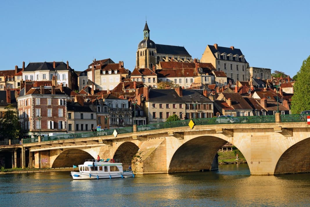 Our charter trip on a Linssen Penichette Evolution on the River Yonne begins in the town of Joigny. The cathedral and the old stone arch bridge are the town's landmarks