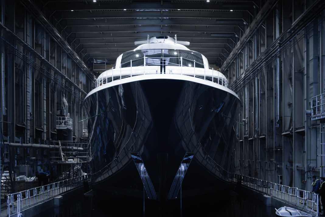 Feadship 714: Die größten Glasflächen ziert das oberste Deck.