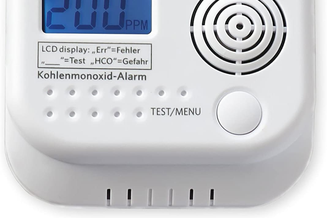 Solch ein Detektor von Nemaxx (ca. 20 Euro, Amazon) zeigt die CO-Konzentration an und warnt akustisch vor zu hohen Werten. Bereits eine Konzentration von 100 PPM (parts per million) erzeugt Kopfschmerzen und Schwindel