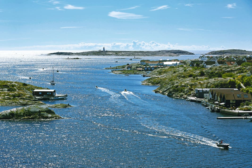 Blick von der 35 m hohen Smögenbron nach Süden auf den Hasselösund. Rechts liegt der Ort Smögen (Nr. 5), im Hintergrund die Insel Hållø mit dem gleich­na­migen Leuchtfeuer
