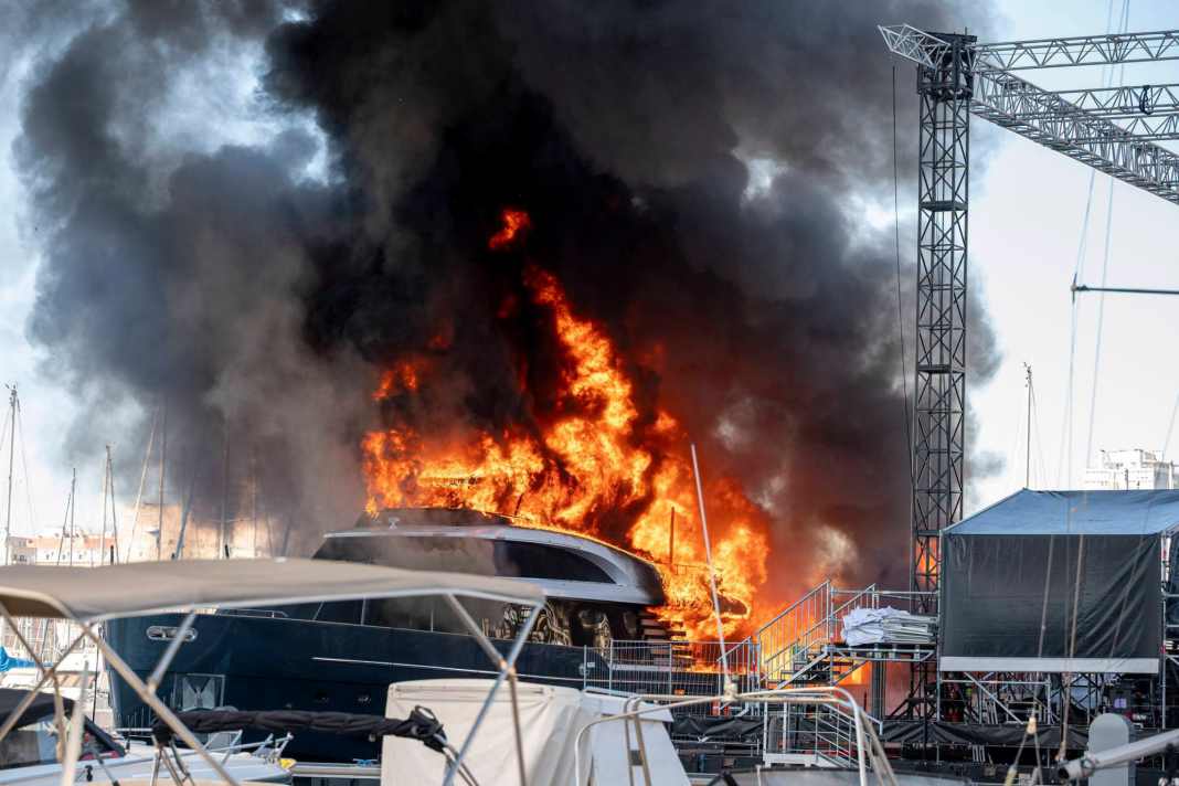 Die Azimut Magellano 25 Metri in steht in Flammen.