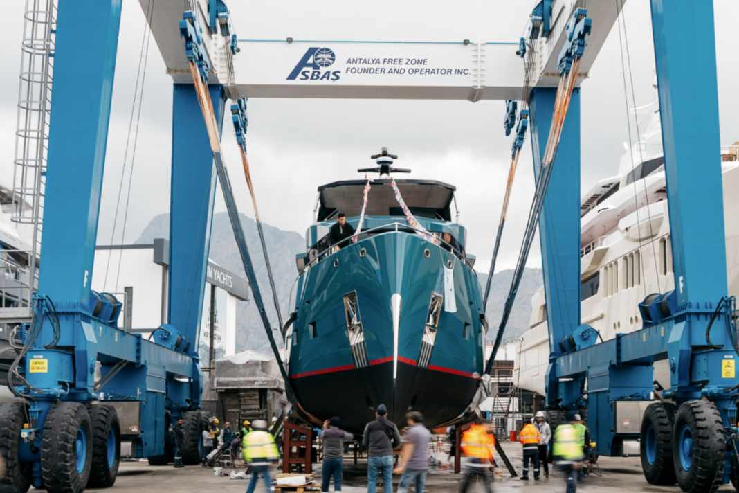 Die knapp 24 Meter sind auf dem Weg ins Wasser.