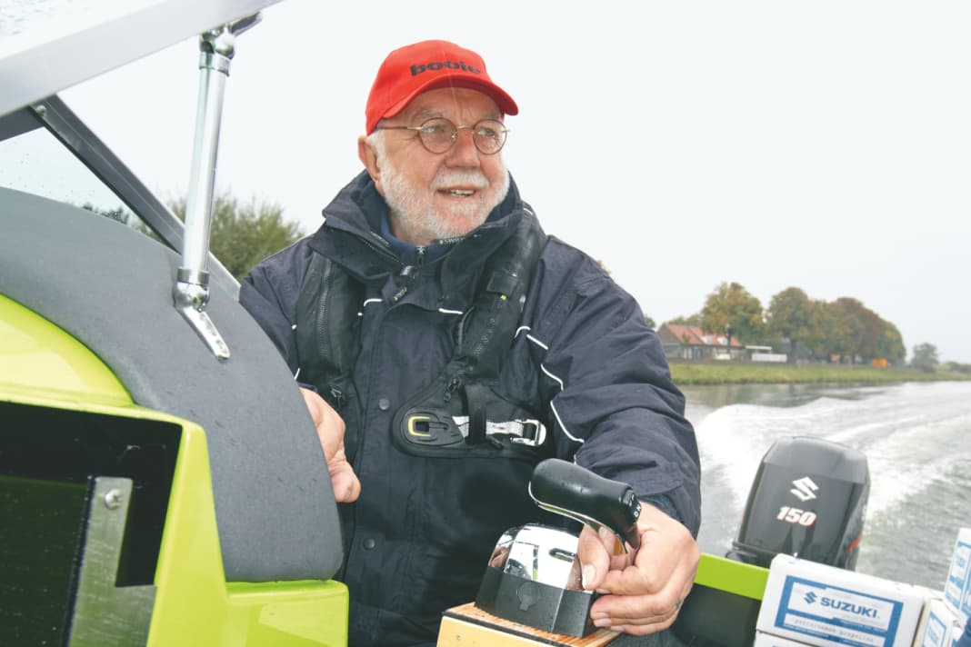 Test-Alltag: Schaltbox und Instrumente sind provisorisch installiert, das "Propeller-Regal" gut gefüllt und der Prüfer warm angezogen.