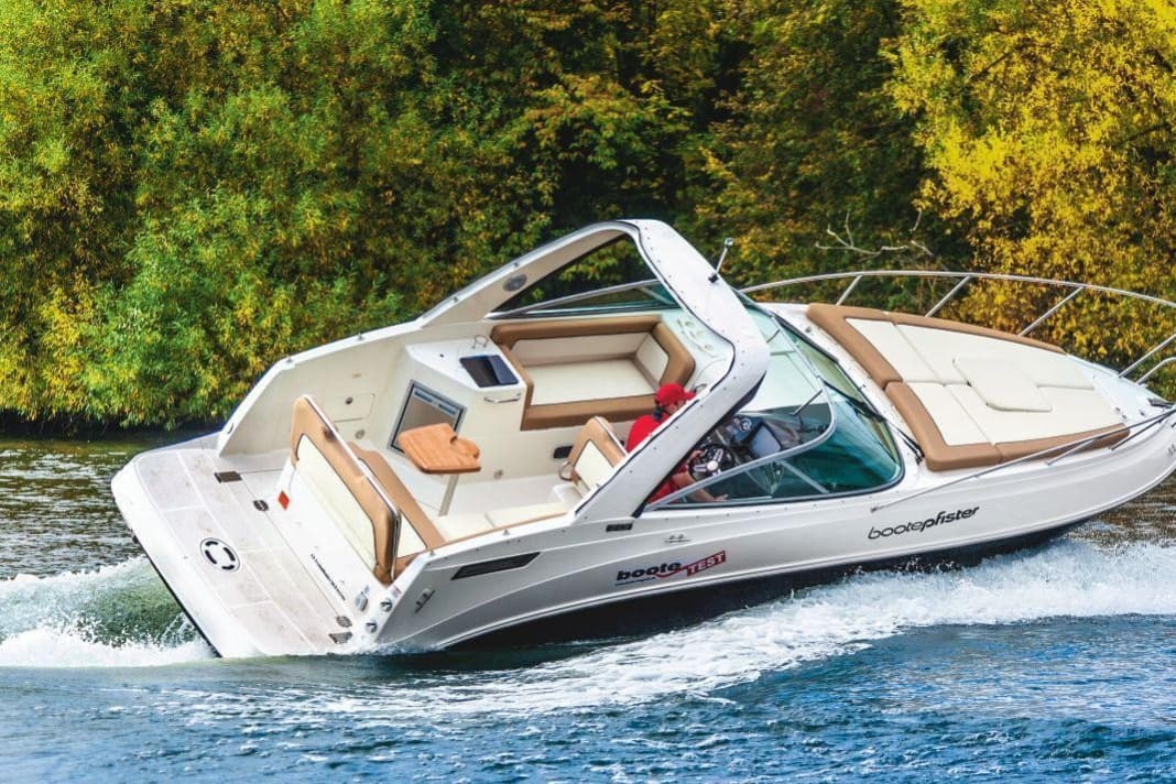 In der Kurve: Bayliner 842 Cuddy.