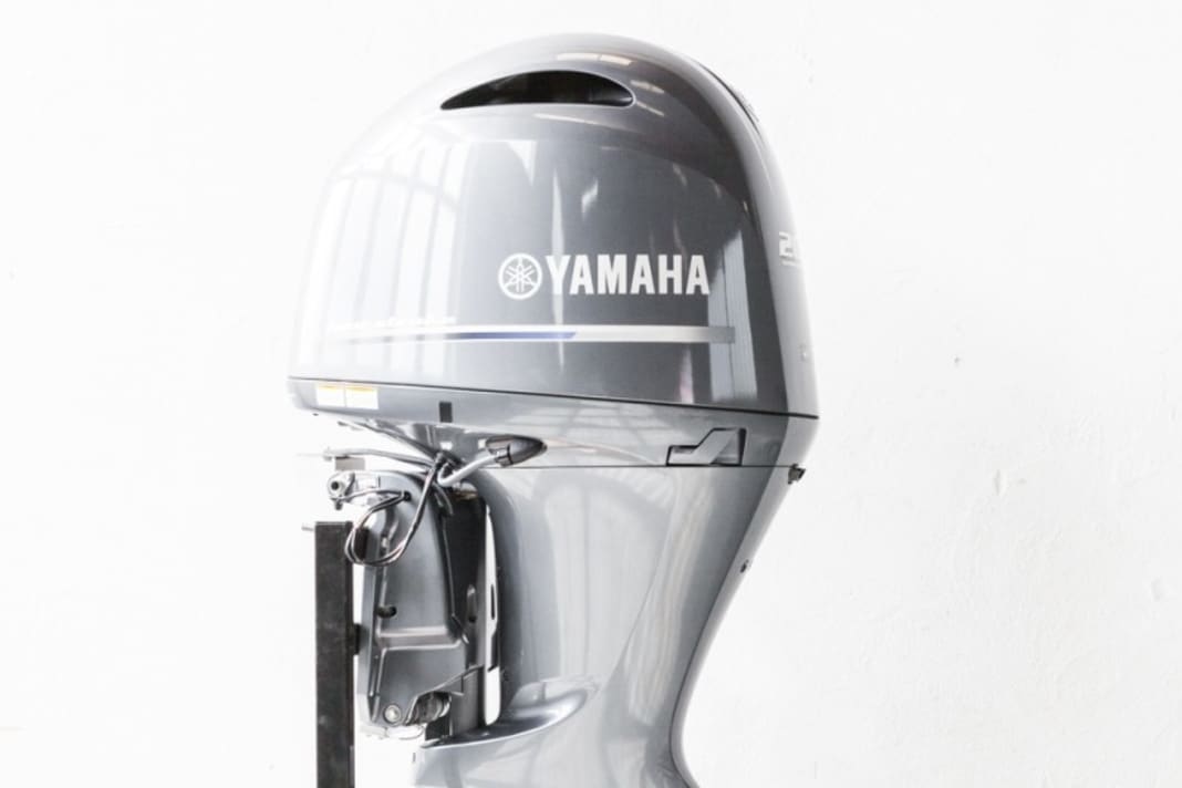 Outboard motor test This year we took a close look at the 200 hp class. This includes engines with small and large displacements, supercharged engines and a two-stroke engine.