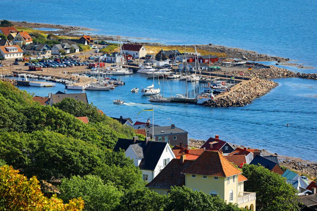 Blick von den bewaldeten Höhen des Kullabergs hinab auf den Hafen von Mölle. Es ist früher Nachmittag. Wer erst am Abend kommt, darf sich über einen Platz im Päckchen freuen