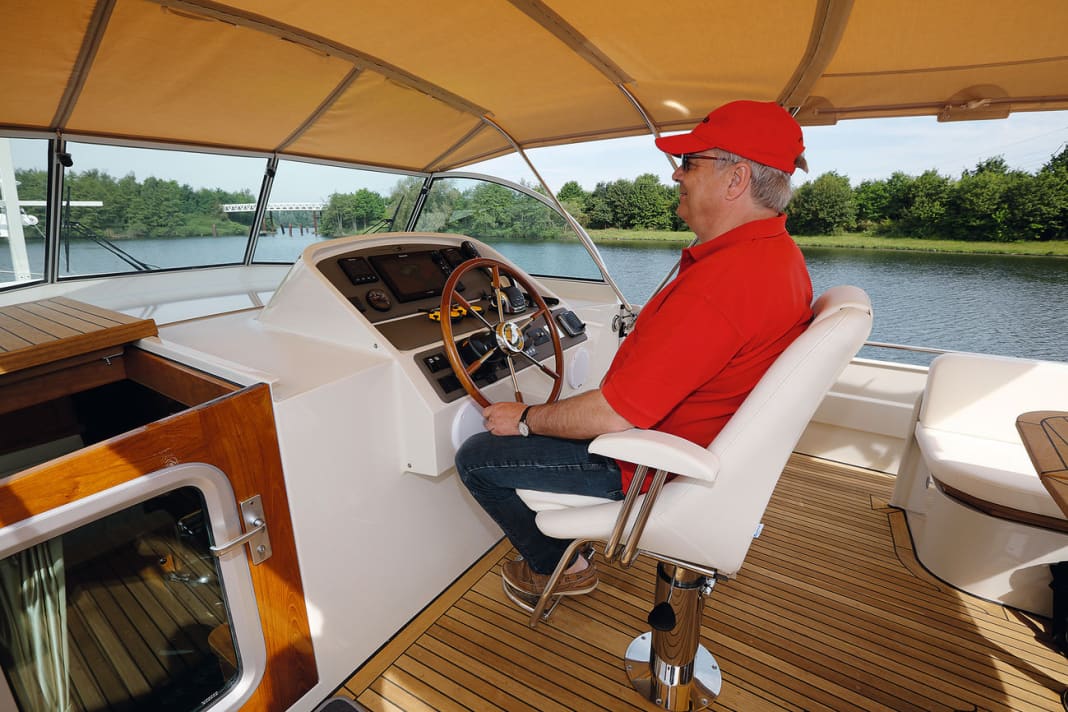 The driver is seated on an adjustable "Pörtner seat".