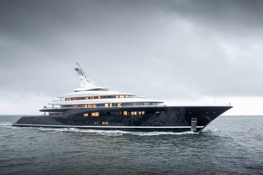 „Breakthrough“ ist die erst Wasserstoff-Superyacht der Welt in dem Sinne, dass Brennstoffzellen mit 3 MW Gesamtleistung sowohl Hotel- als auch Antriebslast der 119-Meter-Feadship abdecken können.