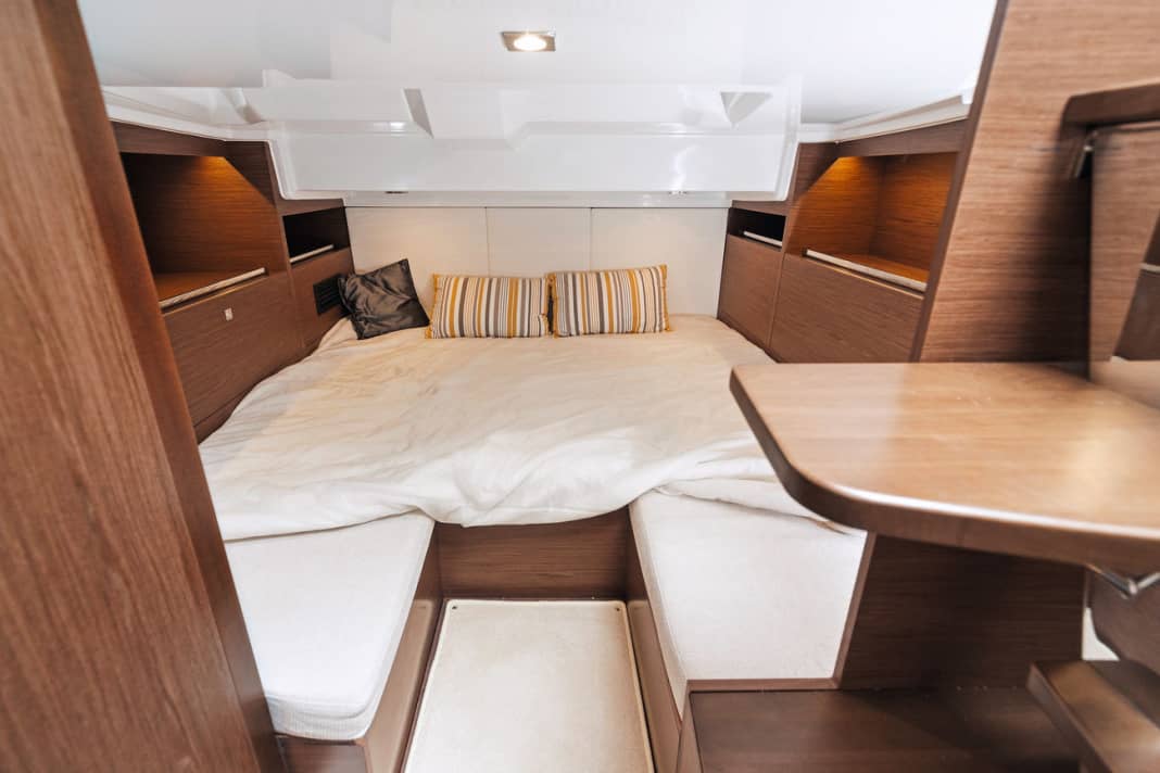 Jeanneau CC 10.5 WA: Owner's cabin