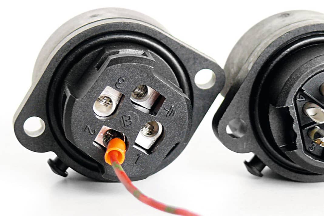 Connection technology: Screw terminals (left) are only available in yacht accessories, on industrial plugs the cables are usually soldered (right).